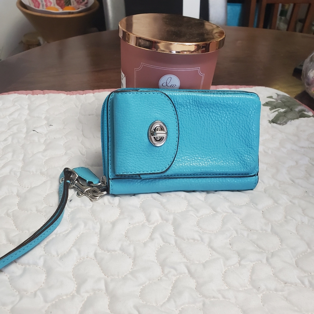 COACH small leather wristlet . - Picture 10 of 14